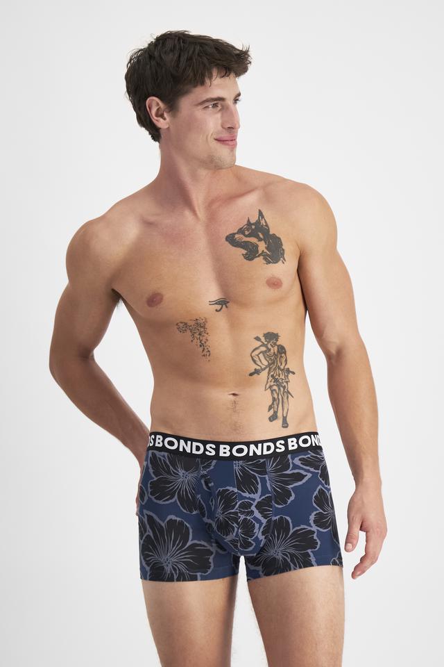 JOSH (He/Him) wears size M and is 185.48cm tall with 99cm chest and 81cm waist