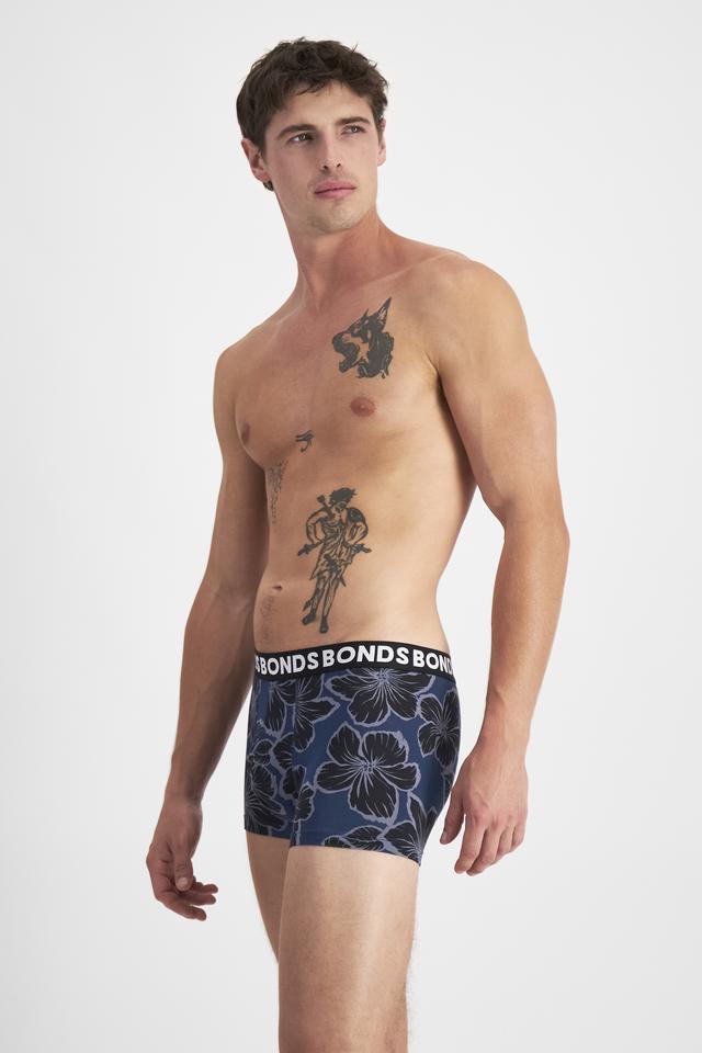 JOSH (He/Him) wears size M and is 185.48cm tall with 99cm chest and 81cm waist