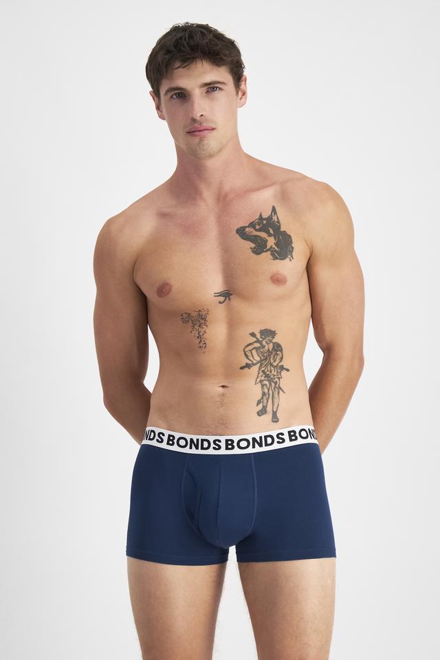 JOSH (He/Him) wears size M and is 185.48cm tall with 99cm chest and 81cm waist