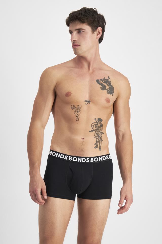 JOSH (He/Him) wears size M and is 185.48cm tall with 99cm chest and 81cm waist