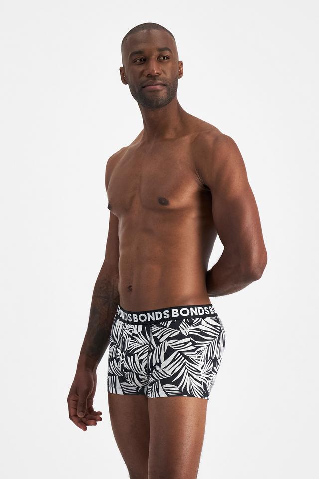 Paoulo (He/Him) wears size M and is 188cm tall with 98cm chest and 79cm waist