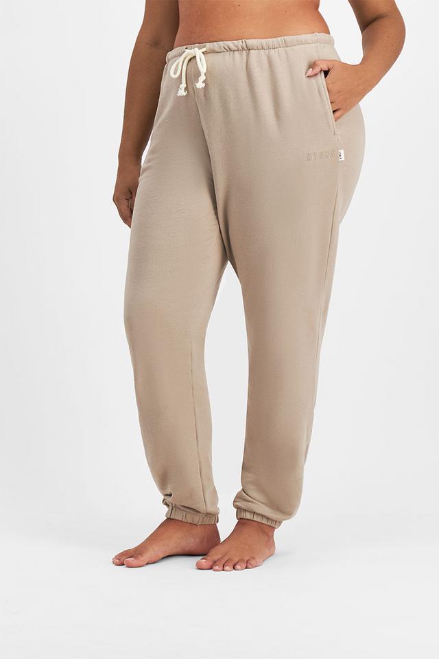 Larissa (She/Her) wears size Large and is 170.18cm tall with 90.17cm chest and 79.756cm waist
