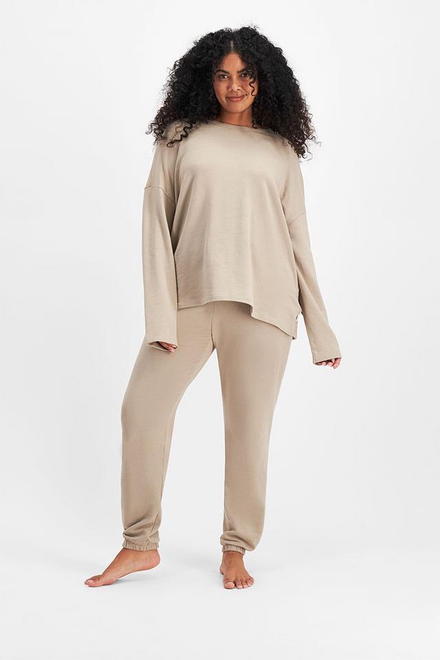 Larissa (She/Her) wears size Large and is 170.18cm tall with 90.17cm chest and 79.756cm waist