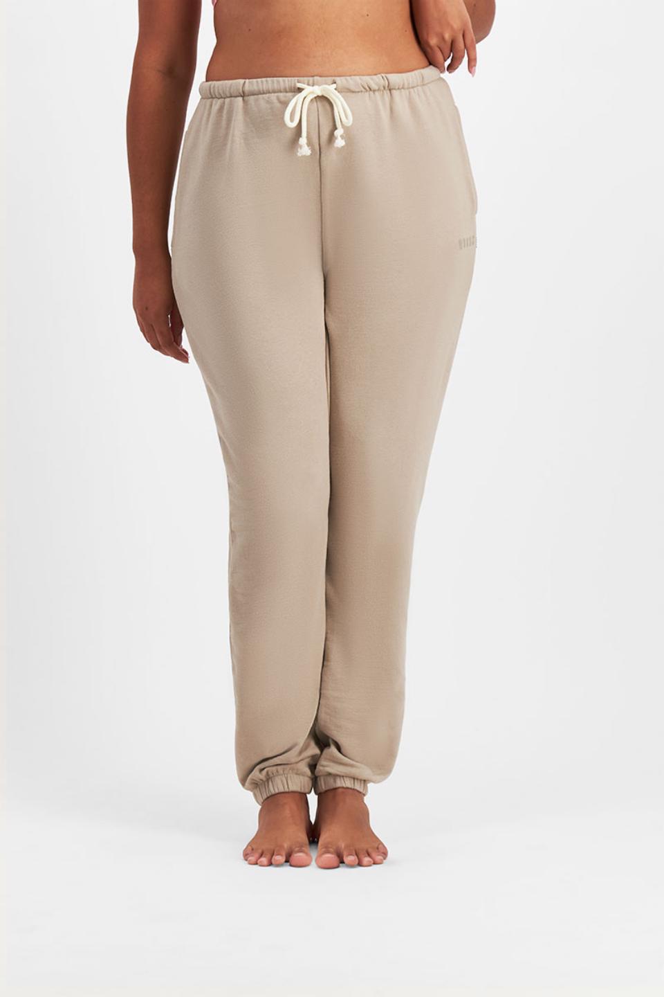 Larissa (She/Her) wears size Large and is 170.18cm tall with 90.17cm chest and 79.756cm waist