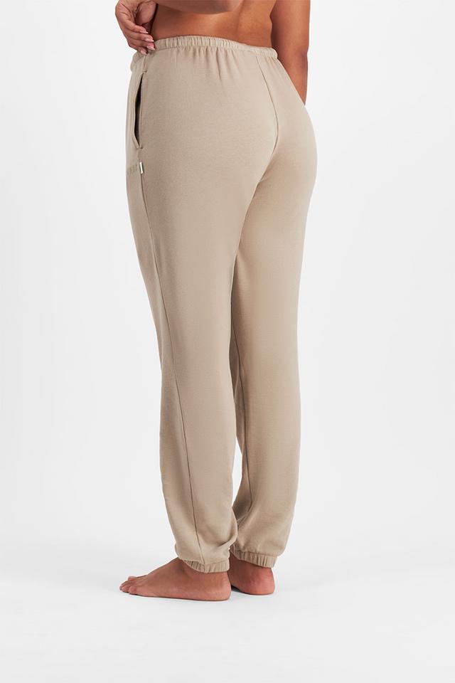 Larissa (She/Her) wears size Large and is 170.18cm tall with 90.17cm chest and 79.756cm waist