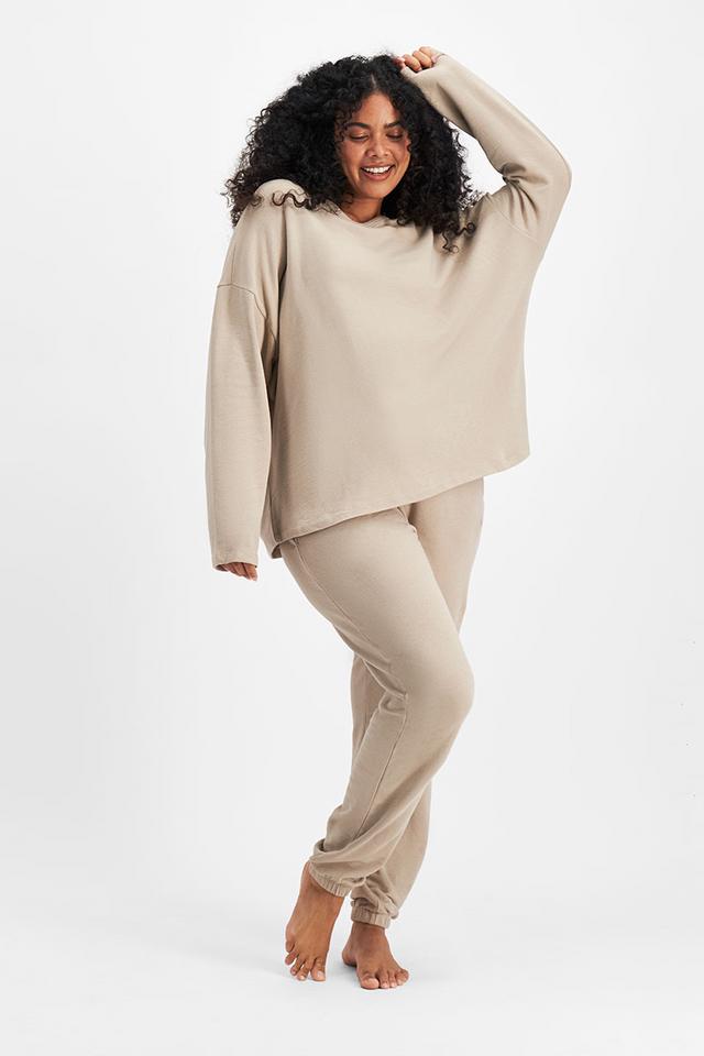 Larissa (She/Her) wears size Large and is 170.18cm tall with 90.17cm chest and 79.756cm waist