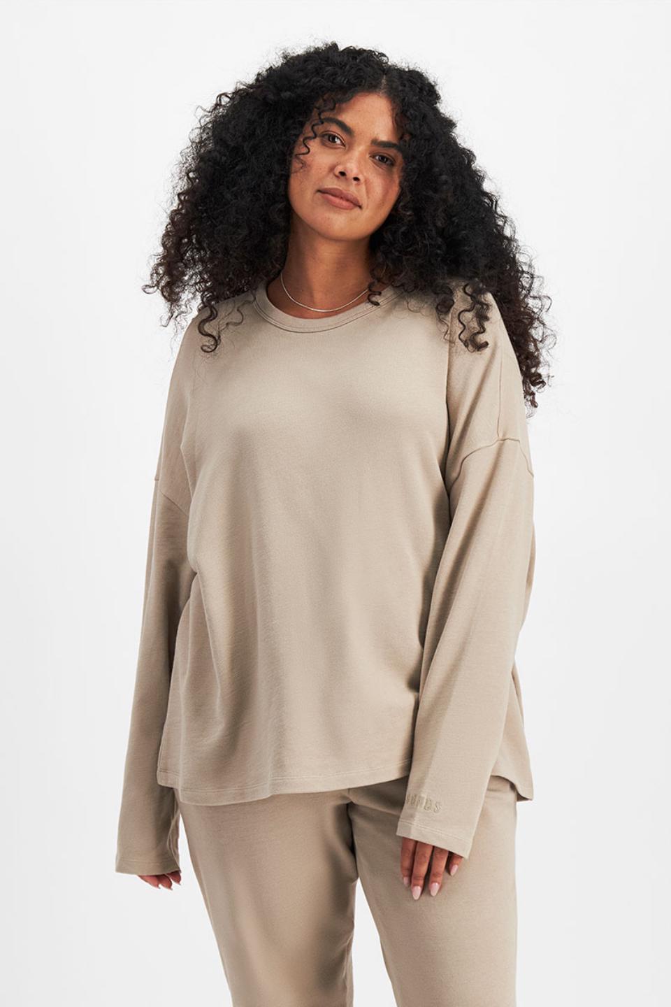 Larissa (She/Her) wears size Large and is 170.18cm tall with 90.17cm chest and 79.756cm waist