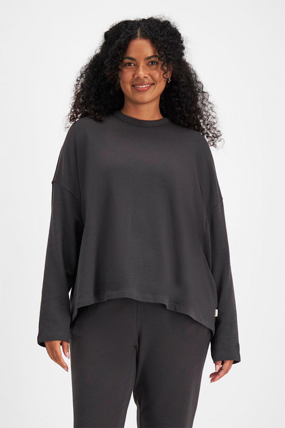 Larissa (She/Her) wears size Large and is 170.18cm tall with 90.17cm chest and 79.756cm waist