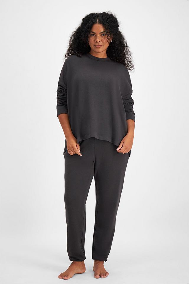 Larissa (She/Her) wears size Large and is 170.18cm tall with 90.17cm chest and 79.756cm waist