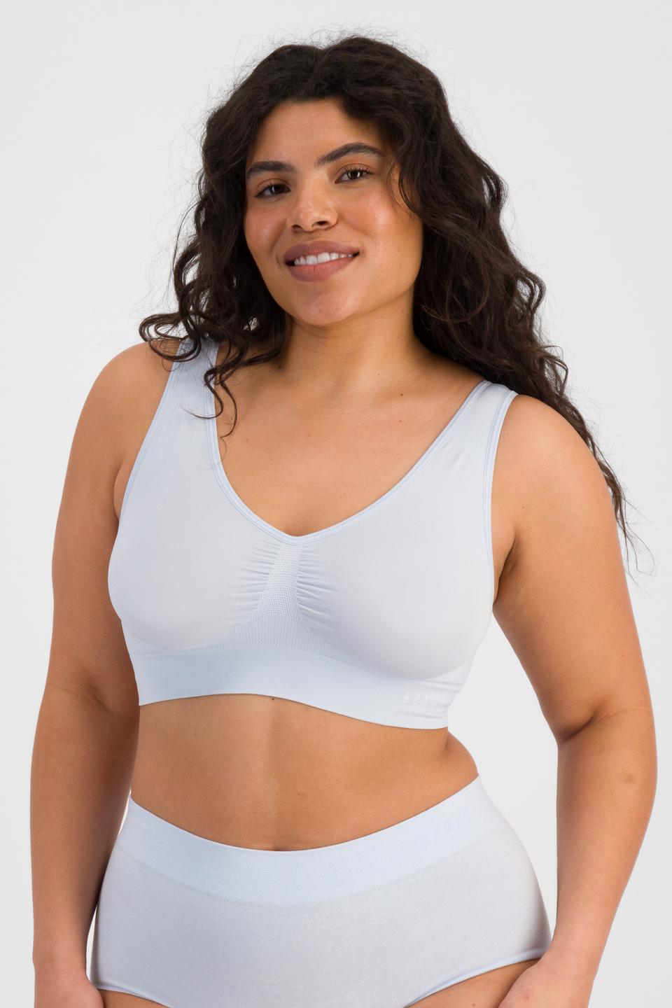 Laura (She/Her) wears size 14 and is 165cm tall with 94cm chest and 76cm waist
