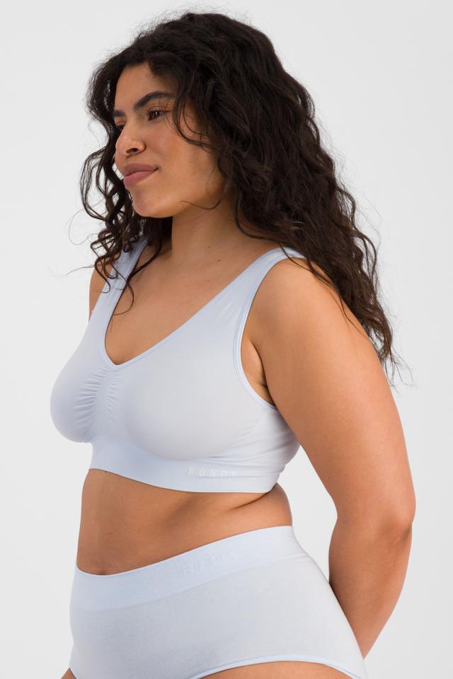 Laura (She/Her) wears size 14 and is 165cm tall with 94cm chest and 76cm waist