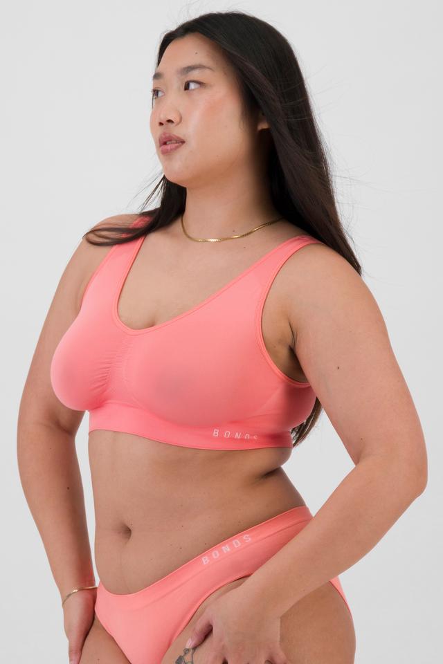 Chloe (She/Her) wears size Large and is 165cm tall with 95cm chest and 78cm waist