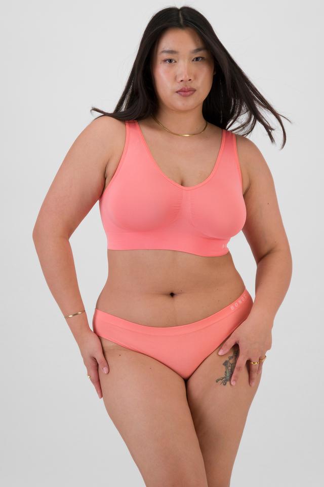 Chloe (She/Her) wears size Large and is 165cm tall with 95cm chest and 78cm waist