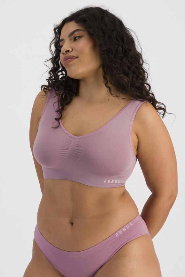Laura (She/Her) wears size 14 and is 165cm tall with 94cm chest and 76cm waist