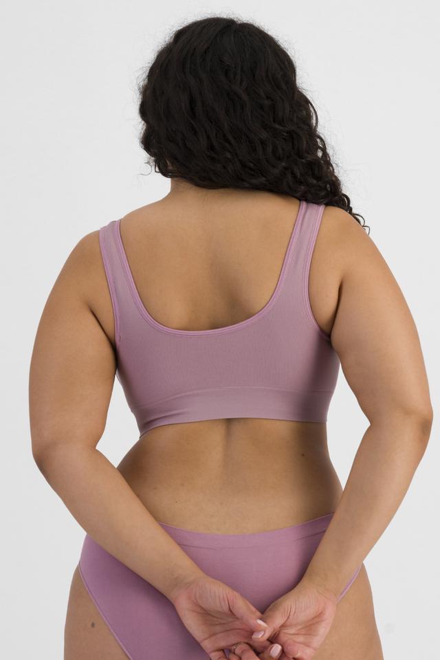 Laura (She/Her) wears size 14 and is 165cm tall with 94cm chest and 76cm waist