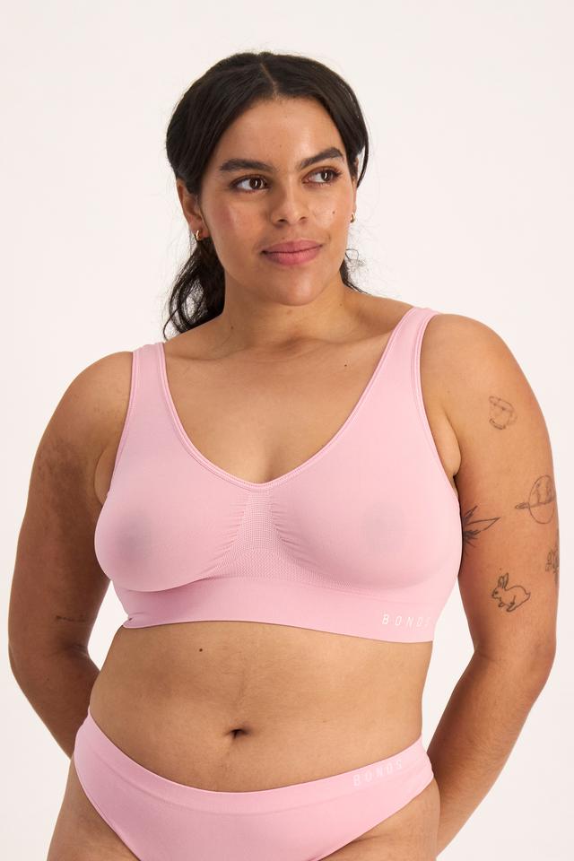 Bisahr (They/Them) wears size 10 and is 180cm tall with 81cm chest and 66cm waist