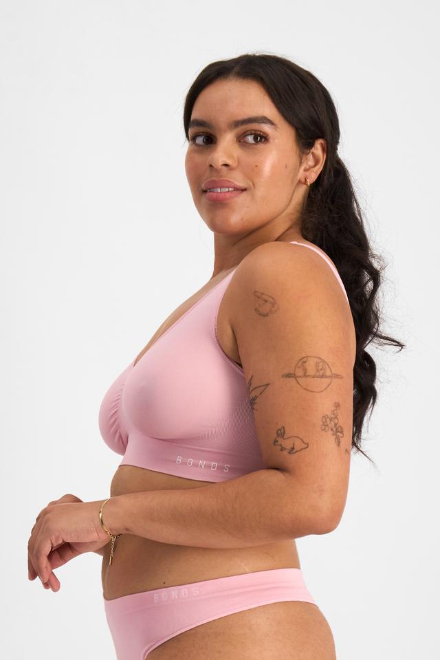 Bisahr (They/Them) wears size 10 and is 180cm tall with 81cm chest and 66cm waist