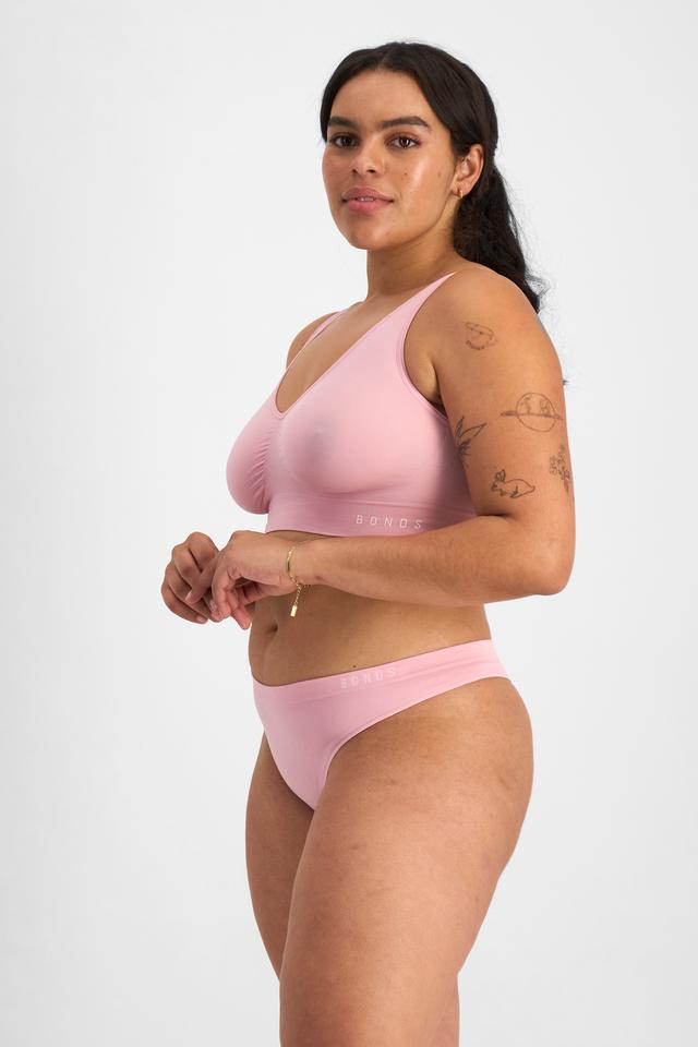 Bisahr (They/Them) wears size 10 and is 180cm tall with 81cm chest and 66cm waist