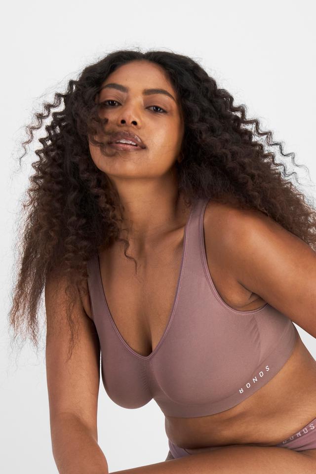 Cassaera (She/Her) wears size 14 and is 180cm tall with 107cm chest and 82cm waist