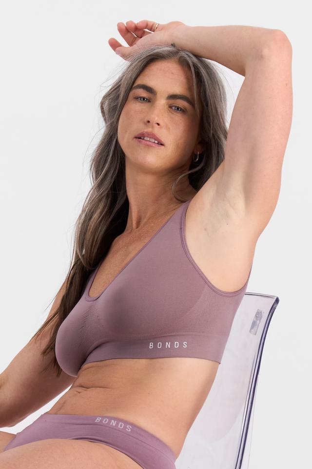 Kiah (She/Her) wears size 10 and is 165cm tall with 89cm chest and 66cm waist