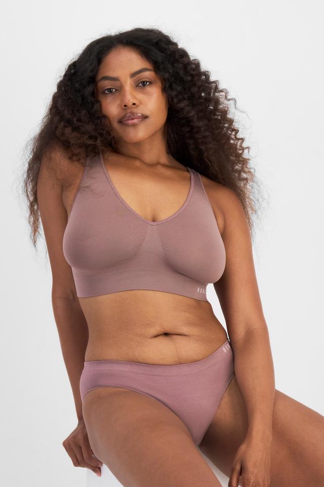 Cassaera (She/Her) wears size 14 and is 180cm tall with 107cm chest and 82cm waist