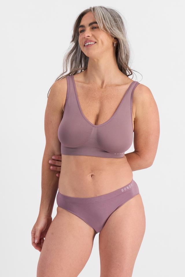 Kiah (She/Her) wears size 10 and is 165cm tall with 89cm chest and 66cm waist