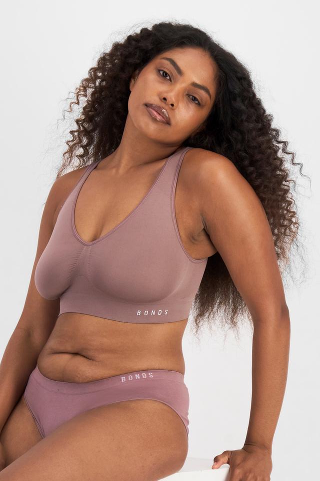 Cassaera (She/Her) wears size 14 and is 180cm tall with 107cm chest and 82cm waist