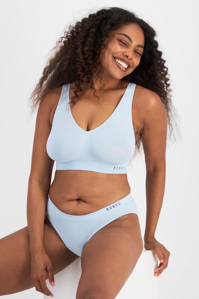 Cassaera (She/Her) wears size 14 and is 180cm tall with 107cm chest and 82cm waist