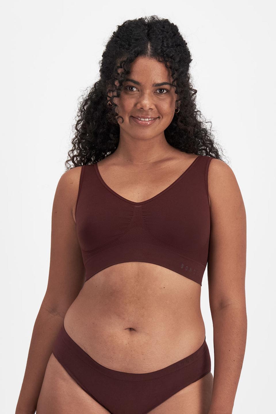 Larissa (She/Her) wears size 14 and is 170cm tall with 90cm chest and 79cm waist