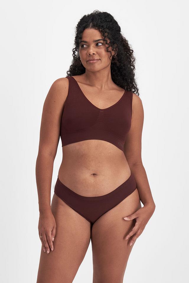 Larissa (She/Her) wears size 14 and is 170cm tall with 90cm chest and 79cm waist