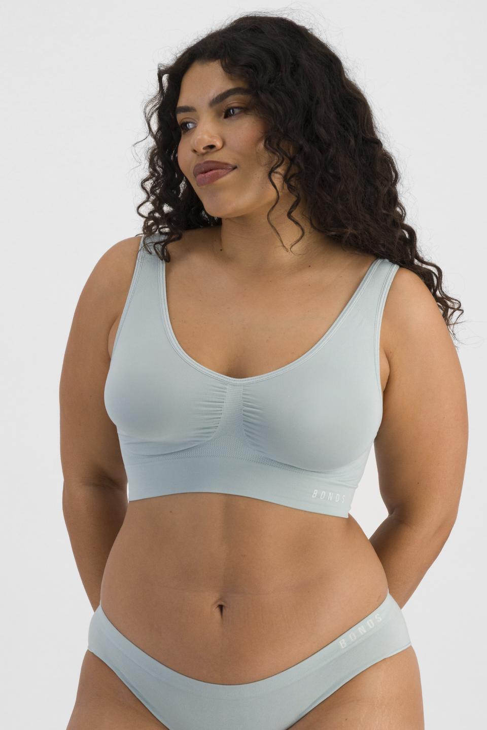 Laura (She/Her) wears size 14 and is 165cm tall with 94cm chest and 76cm waist