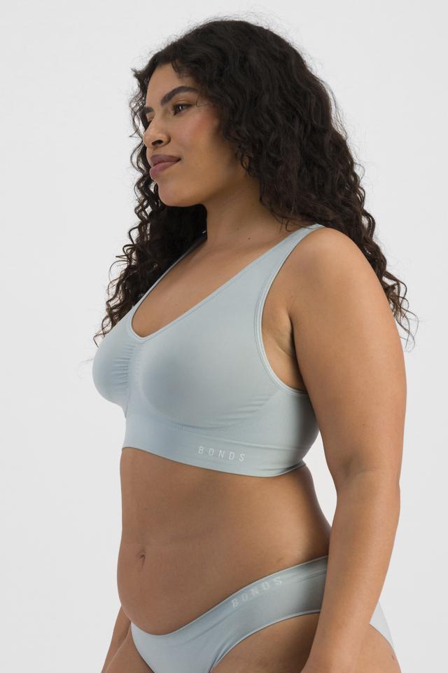 Laura (She/Her) wears size 14 and is 165cm tall with 94cm chest and 76cm waist