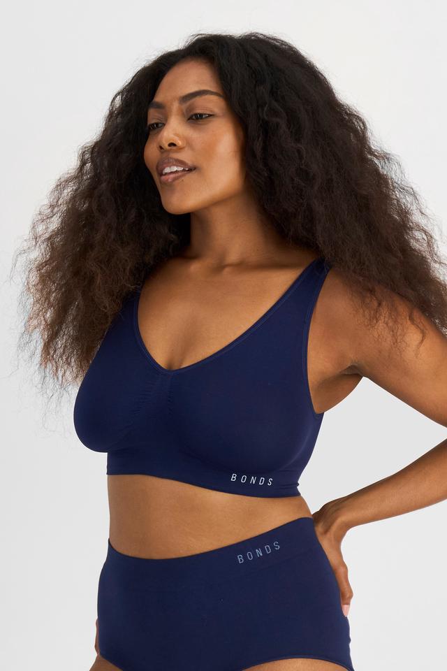 Cassaera (She/Her) wears size 14 and is 180cm tall with 107cm chest and 82cm waist