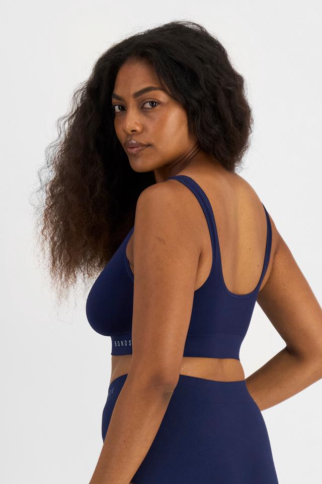 Cassaera (She/Her) wears size 14 and is 180cm tall with 107cm chest and 82cm waist