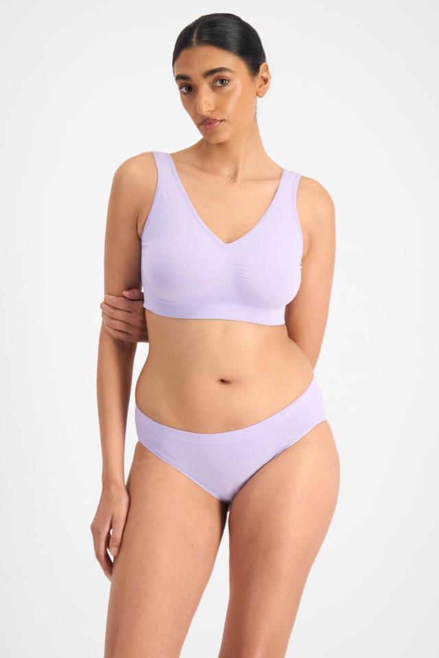 Mancie (She/Her) wears size 14 and is 178cm tall with 84cm chest and 71cm waist