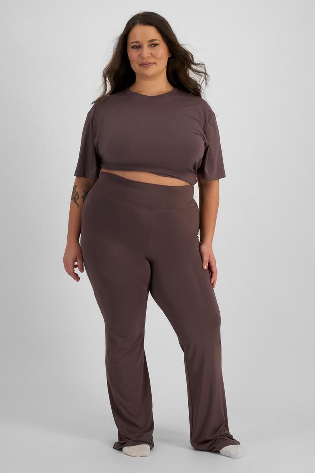 LANI (She/Her) wears size L and is 168cm tall with 115cm chest and 99cm waist