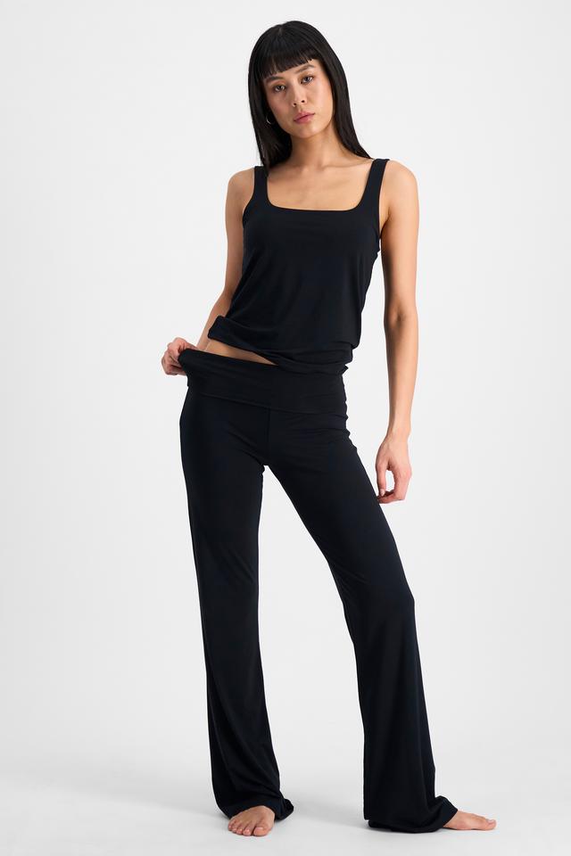Nancy (She/Her) wears size S and is 170cm tall with 82cm chest and 64cm waist