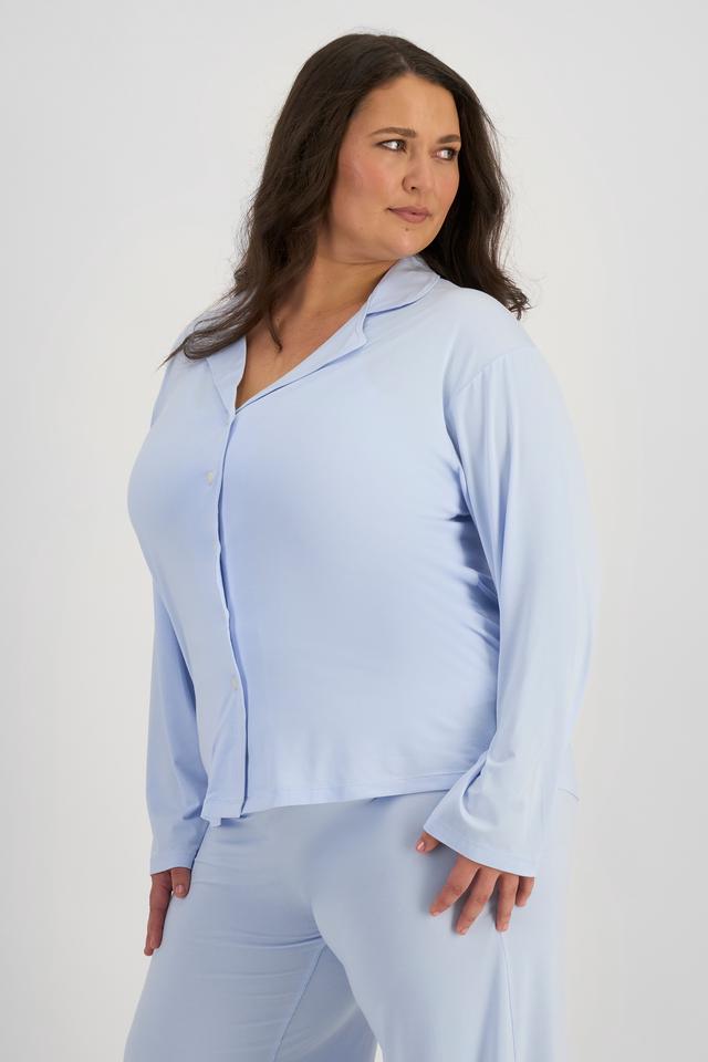 LANI (She/Her) wears size L and is 168cm tall with 115cm chest and 99cm waist