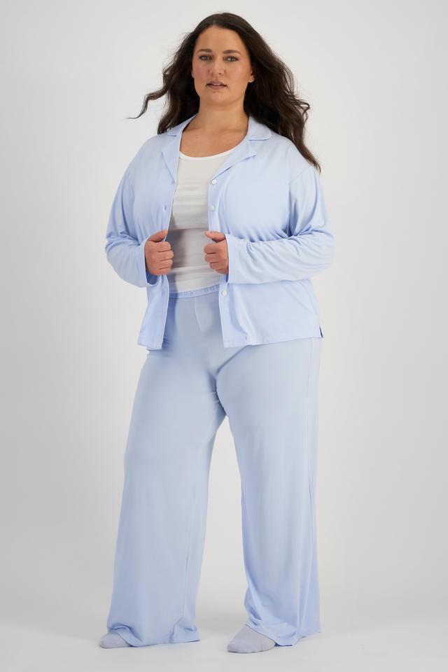 LANI (She/Her) wears size L and is 168cm tall with 115cm chest and 99cm waist