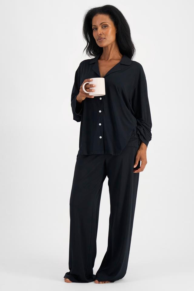Senait (She/Her) wears size S and is 162cm tall with 79cm chest and 60cm waist