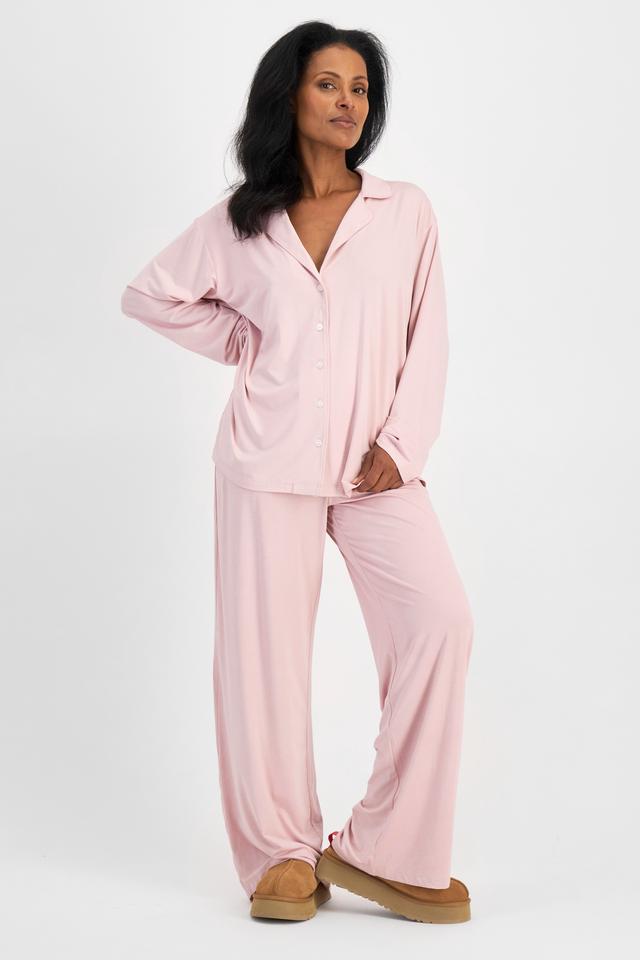 Senait (She/Her) wears size S and is 162cm tall with 79cm chest and 60cm waist