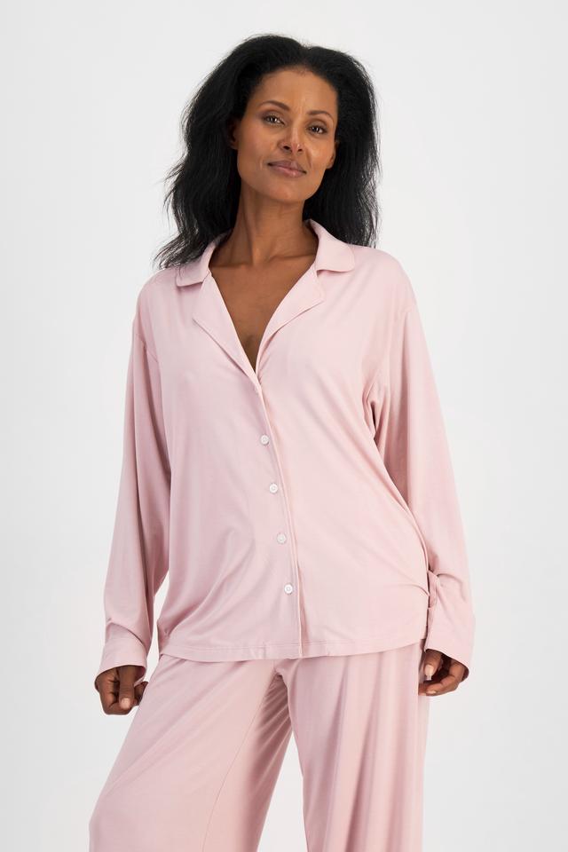 Senait (She/Her) wears size S and is 162cm tall with 79cm chest and 60cm waist