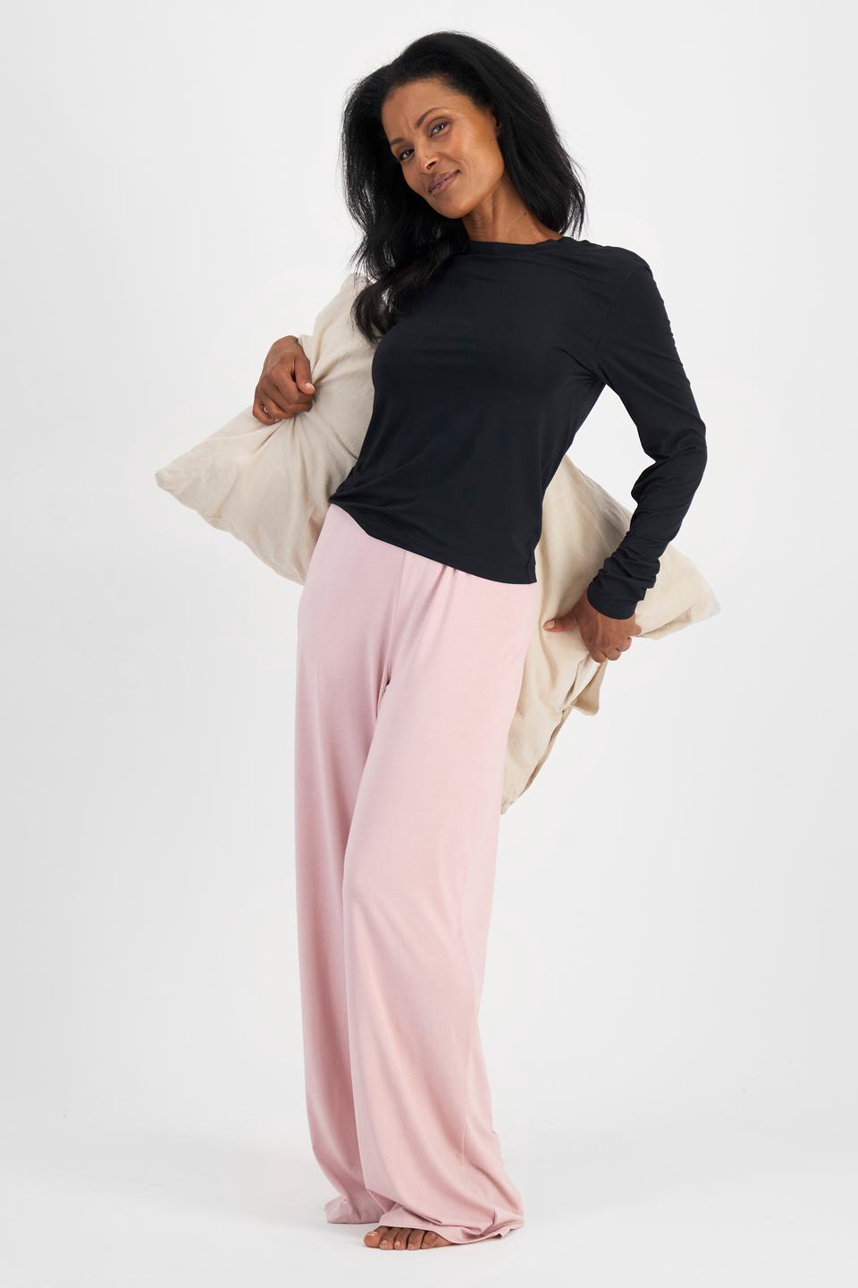 Senait (She/Her) wears size S and is 162cm tall with 79cm chest and 60cm waist