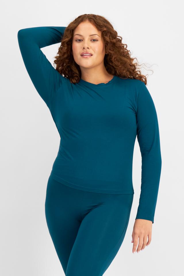 Cameron (She/Her) wears size L and is 179cm tall with 91cm chest and 74cm waist