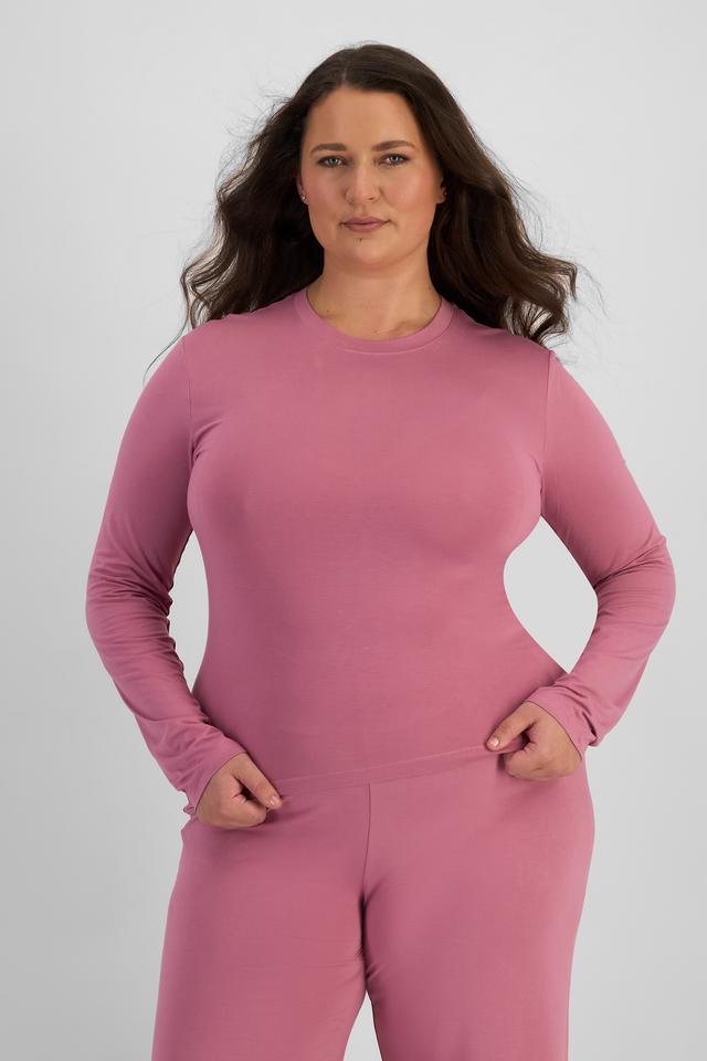 LANI (She/Her) wears size L and is 168cm tall with 115cm chest and 99cm waist