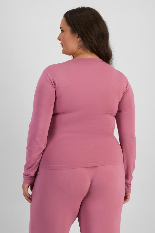 LANI (She/Her) wears size L and is 168cm tall with 115cm chest and 99cm waist