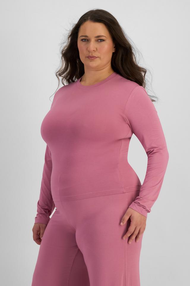 LANI (She/Her) wears size L and is 168cm tall with 115cm chest and 99cm waist