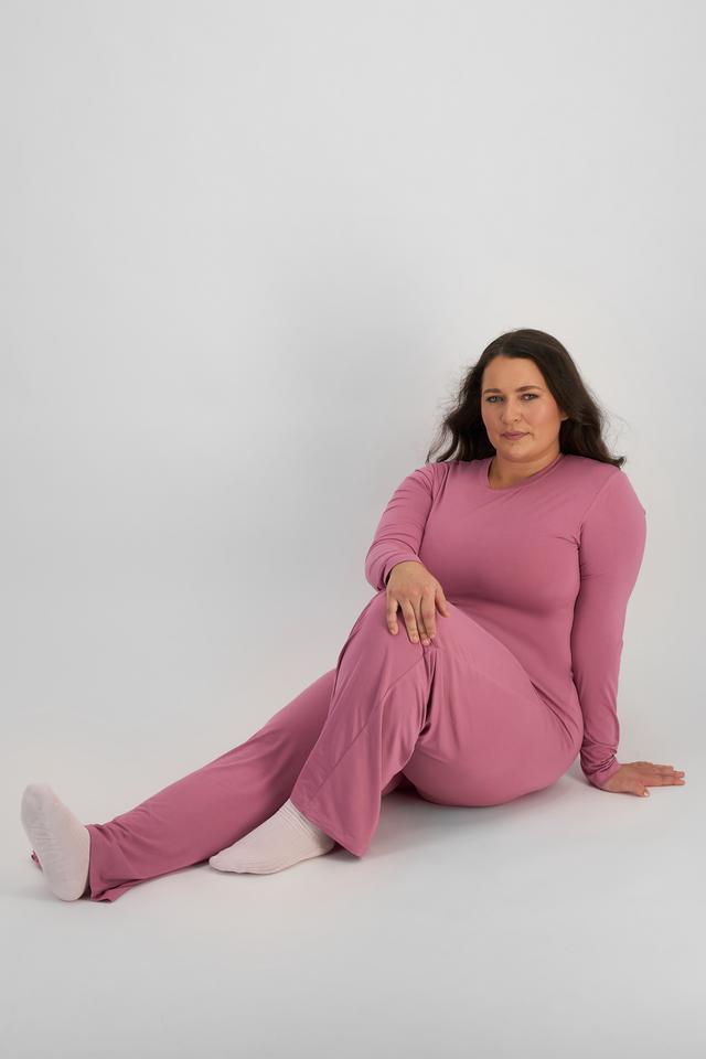 LANI (She/Her) wears size L and is 168cm tall with 115cm chest and 99cm waist