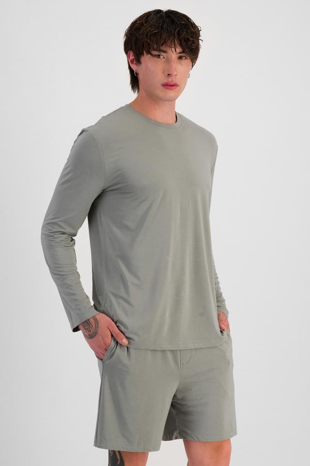 Jai (He/Him) wears size M and is 185cm tall with 92cm chest and 71cm waist