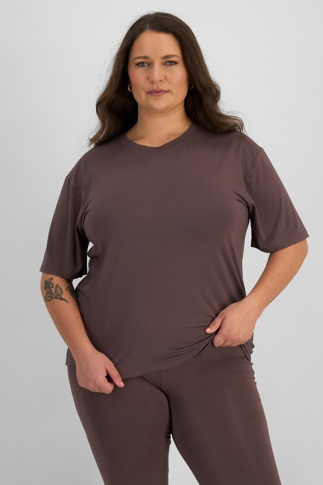 LANI (She/Her) wears size L and is 168cm tall with 115cm chest and 99cm waist